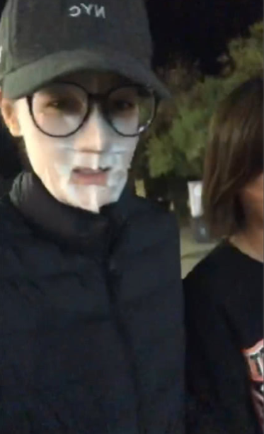 |从小黑妞到“白灯泡”，吃美白药、猪蹄敷脸、全身涂粉…女星真难