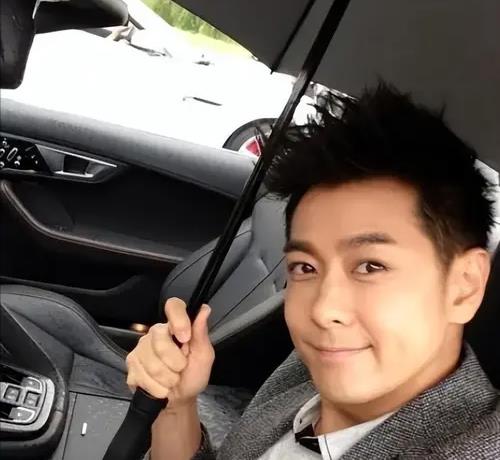 |48岁林志颖车祸后罕露面,携娇妻在米兰看赛车,胡子拉碴大变样