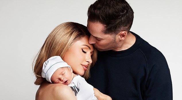 欧美明星|42岁帕里斯·希尔顿的儿子首现身,被捧在手心,名媛会有更多男娃