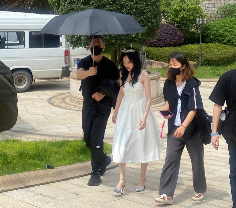 张韶涵穿公主服出行,女助理搀扶走路,男保镖撑伞遮阳!
