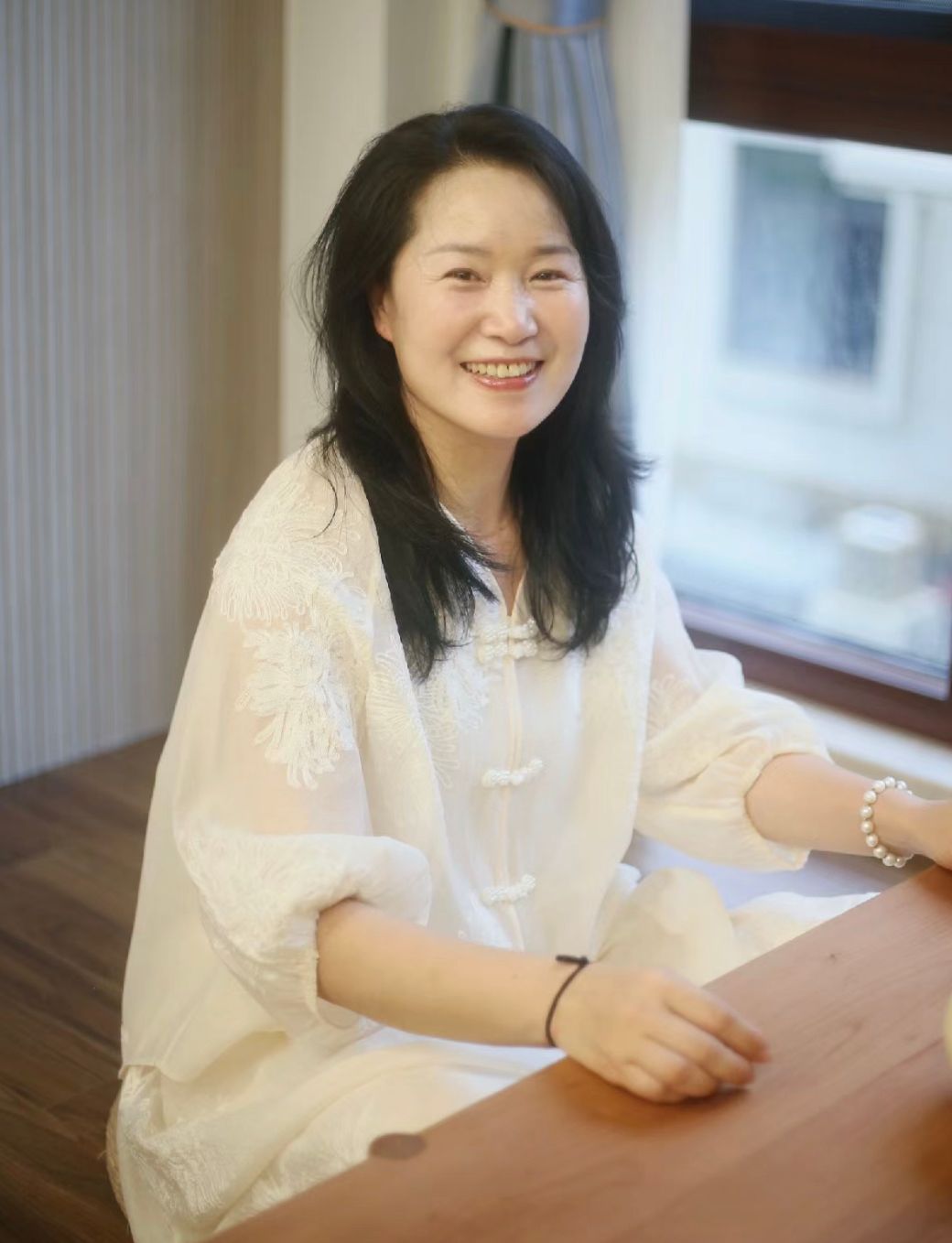 为什么你比同龄人显老?逃不开3个原因:衣太花、发太卷、妆太浓