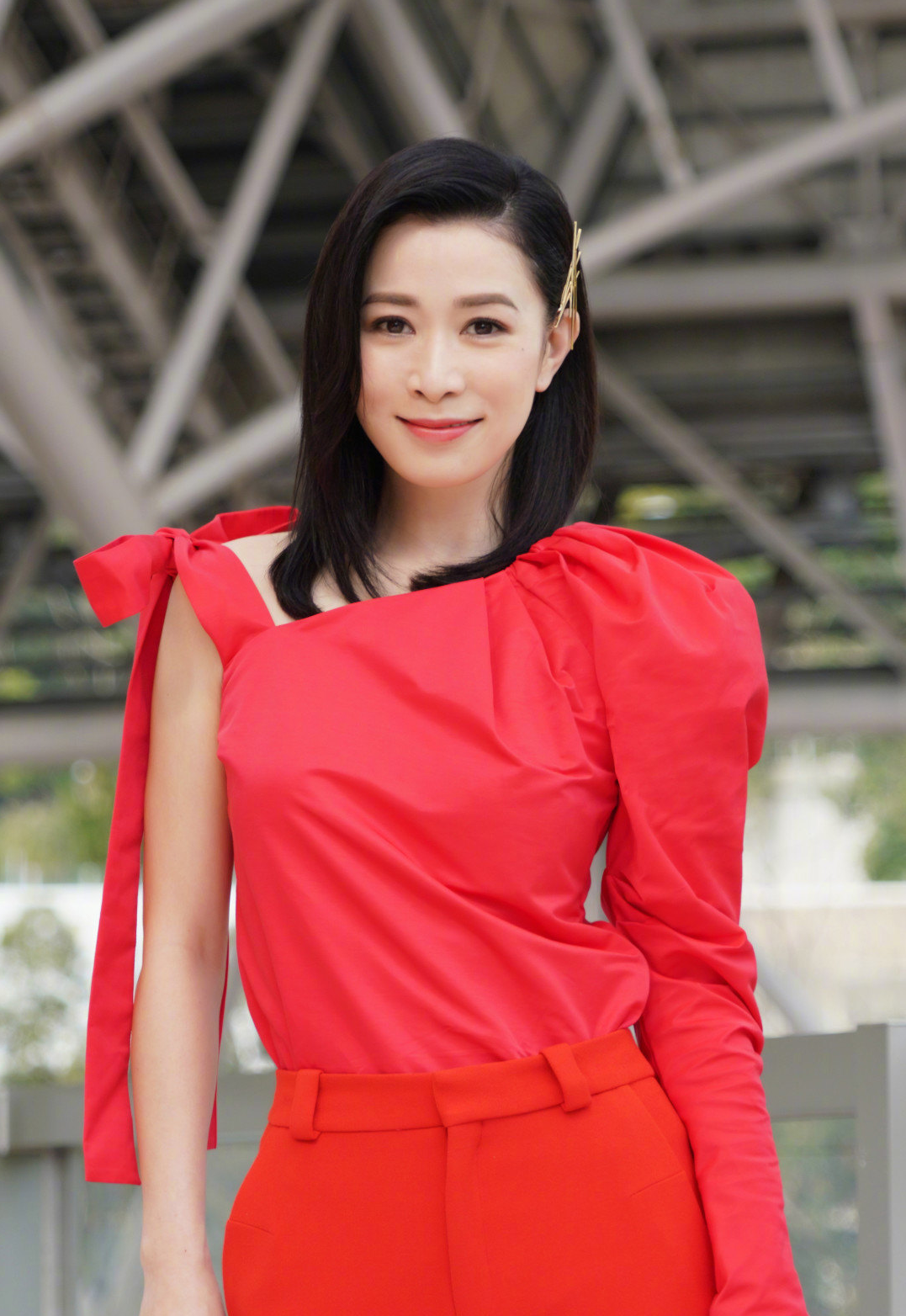 佘诗曼|知名港星现身深圳站台，获数名保镖拉人墙，周围无人围观显尴尬