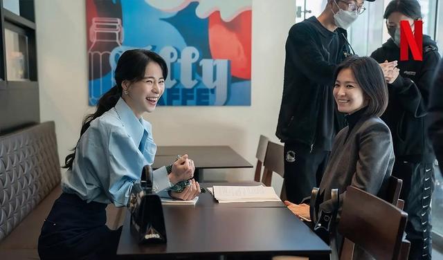 宋慧乔 宋慧乔林智妍双获百想奖，发型和耳环都是同款，现场复刻经典台词