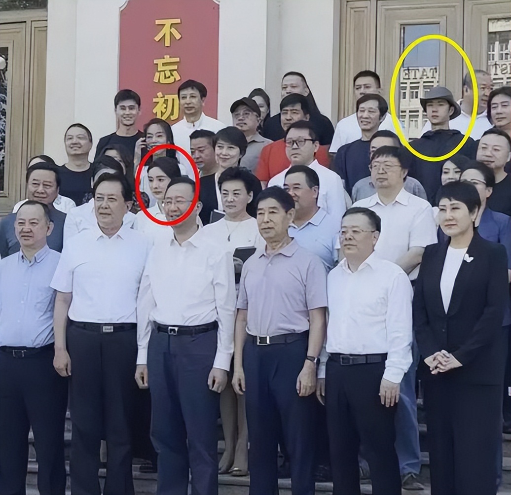 杨幂身穿廉价衬衫出席座谈会,呼吁抵制天价片酬,却惨遭网友嘲讽