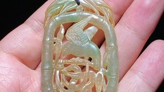 鹦鹉|清 老坑冰种翡翠 受沁 竹节鹦鹉珮