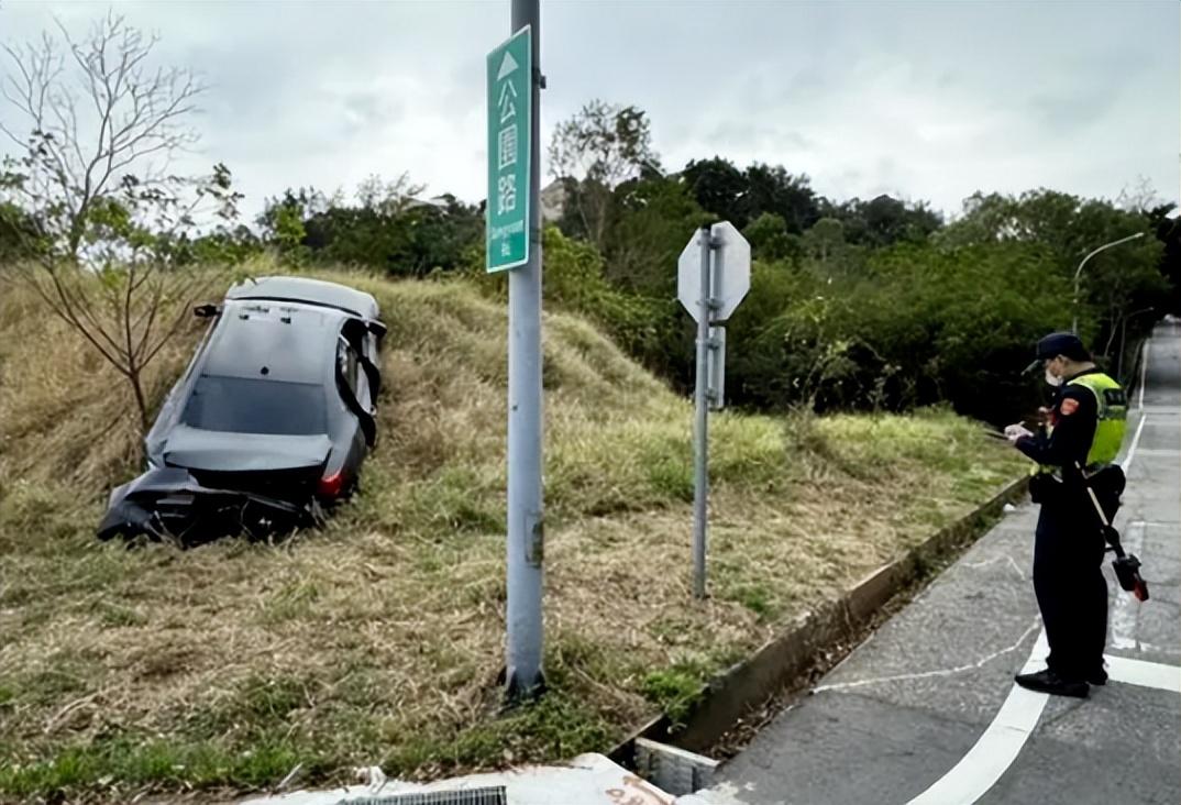 突发!何润东发生车祸!180万玛莎拉蒂被撞凹,画面曝光惨不忍睹