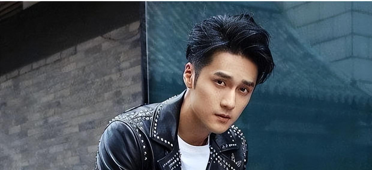 因家暴被“封杀”后,如今31岁的他送外卖为生,蓬头垢面哭诉赚钱难