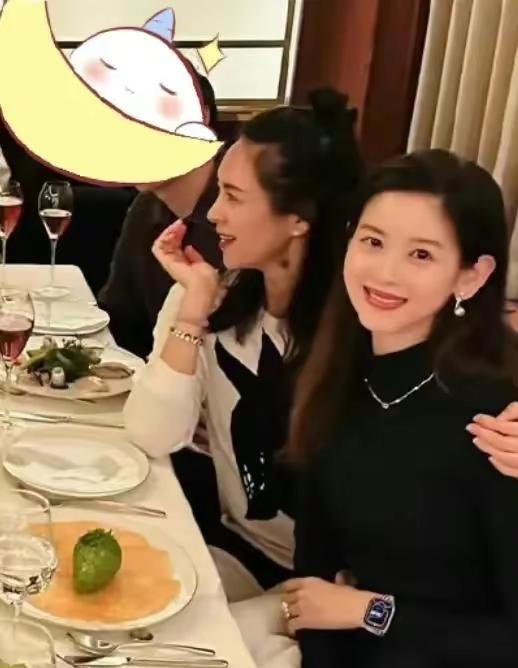 章泽天|章泽天二胎后首露面，穿衣打扮贵气十足，与章子怡合影显亲密