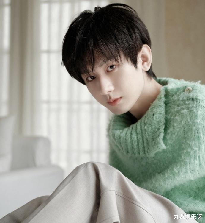 时隔200多天未进组,成毅的王权篇正式开机,粉丝应援排面十足