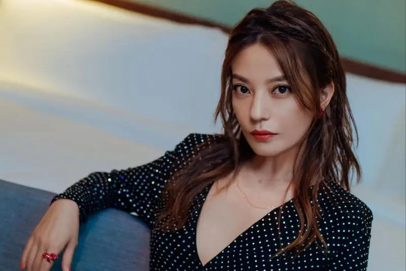 从“中国巨星”到“查无此人”,47岁的赵薇,终于落的如今下场!