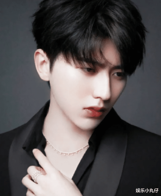 秦牛正威订婚！小腹隆起疑怀孕，男方是富二代规模与窦骁婚礼齐平