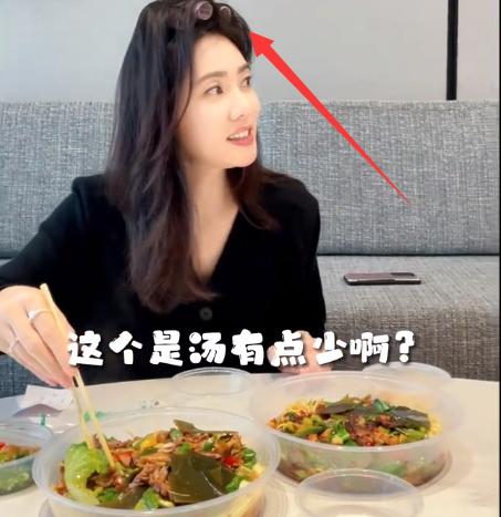 秋瓷炫|秋瓷炫晒录制《浪姐4》吃饭花絮，卷发造型像包租婆，手戴4个戒指！