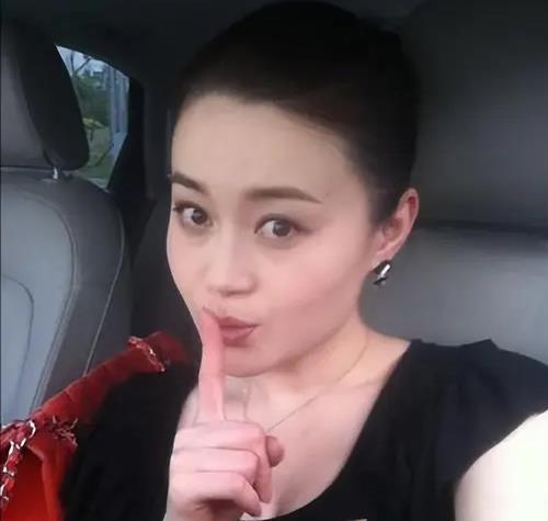 伊能静|关婷娜：傲人的身材和恩师赵本山，是我现在最难逾越的标签！