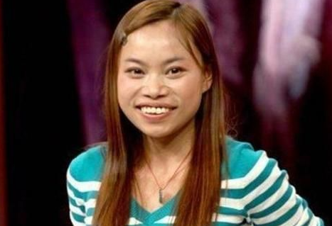 凤姐美国街头被偶遇,与外籍男友亲密挽手,脚踩恨天高腰粗像水桶