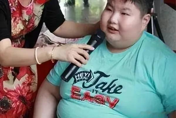 14岁男孩一顿吃18包泡面，体重300斤，去世前每个毛孔都在流水