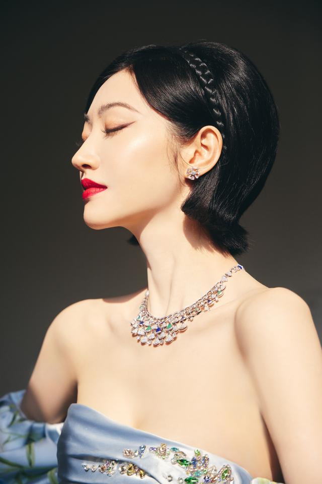 景甜蓝色抹胸拖尾裙短发妆造