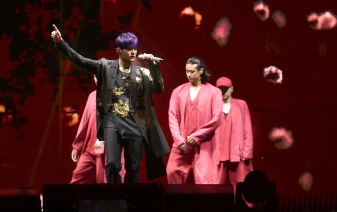 |周杰伦香港演唱会好排面，30余艘游艇助阵，场馆外上万名粉丝支持