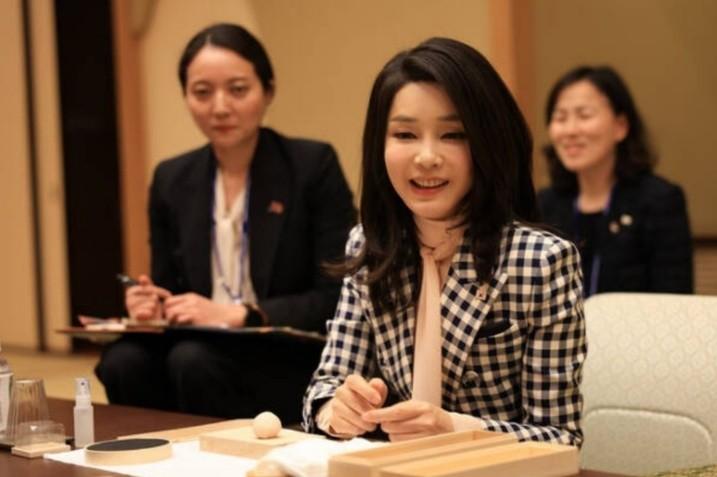 穿衣搭配 “韩国第一夫人”真的太惊艳！每套衣服穿搭都像走时尚秀，真漂亮