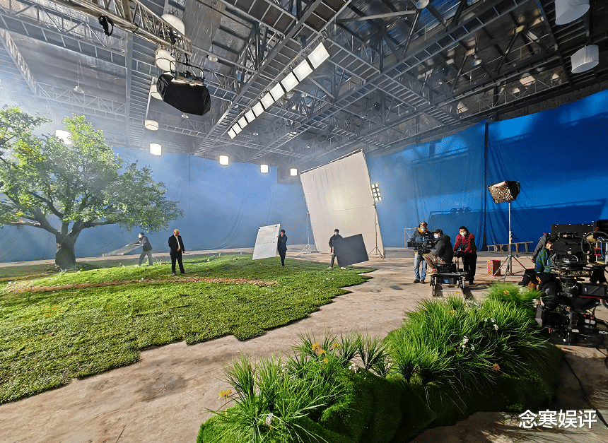 腾格尔|腾格尔拍片成本很高,巨大厂棚铺满绿草栽种大树,仿造大草原取景