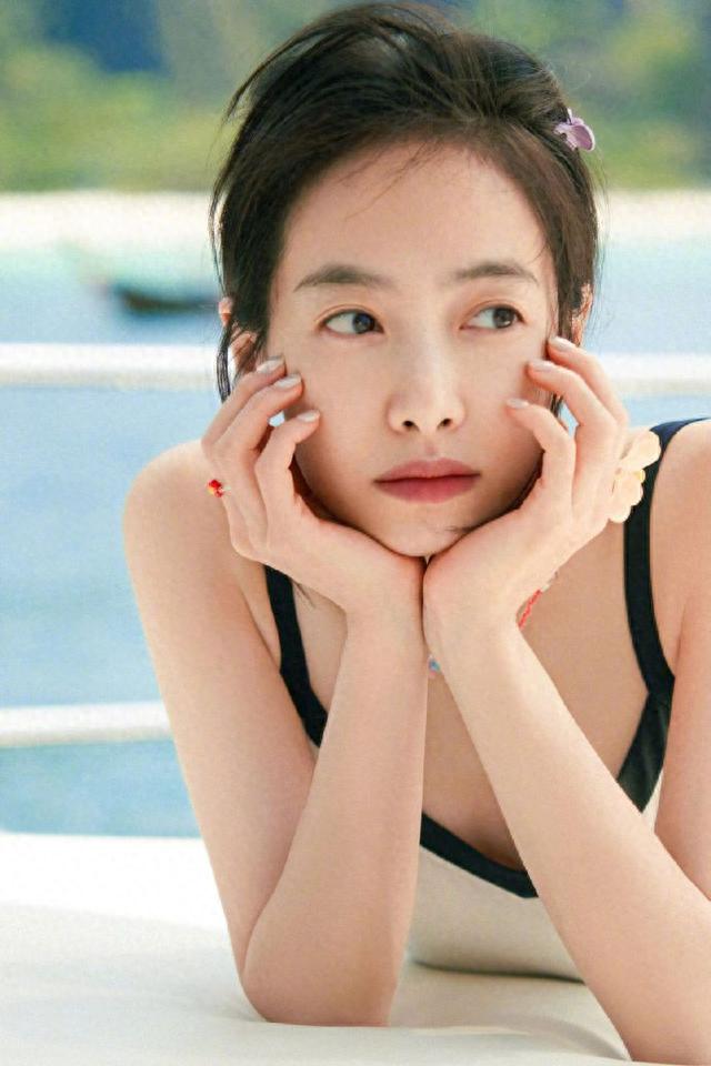 宋茜化身“游艇美人”，白色泳衣大秀好身材，蓝色私服清纯可人