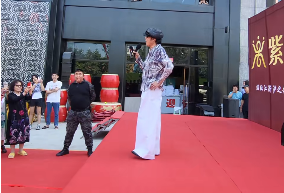 中年港台男星的迷之衣品,紧身裤,花衬衣,网友:上卡脖子下卡裆