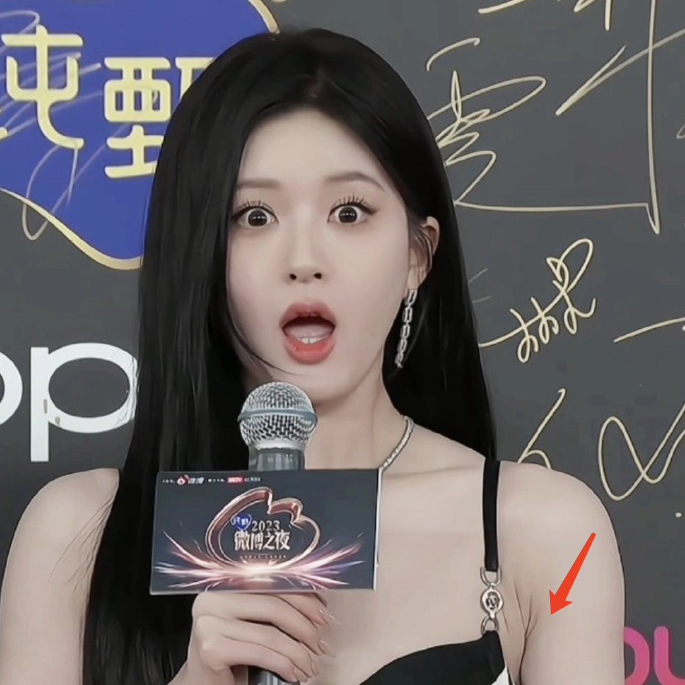 好尴尬的红毯!赵露思被说像「斑点狗」,林允裙子崩开,娜扎像「迎宾」