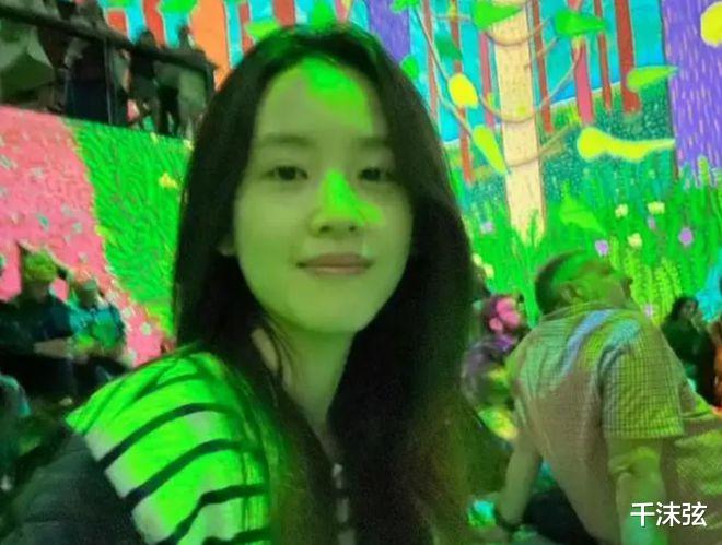 章泽天|没怀三胎！章泽天与继子庆母亲节，尊称其少爷，相差13岁似姐弟