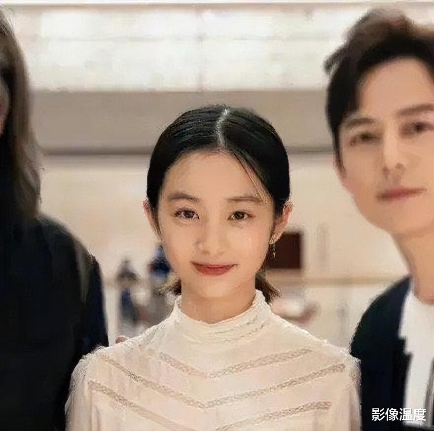 黄磊|黄磊17岁女儿怎么了？穿衣暴露再引争议！网友：打扮清纯真很难吗