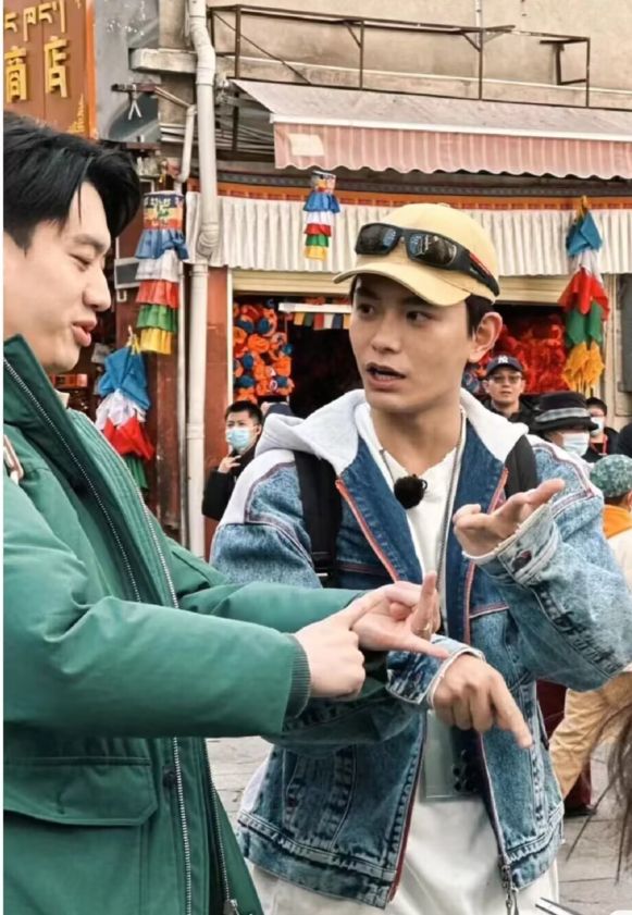 毛晓彤|拉萨偶遇毛晓彤录节目，身材小巧气质出众，与蔡文静对比太明显