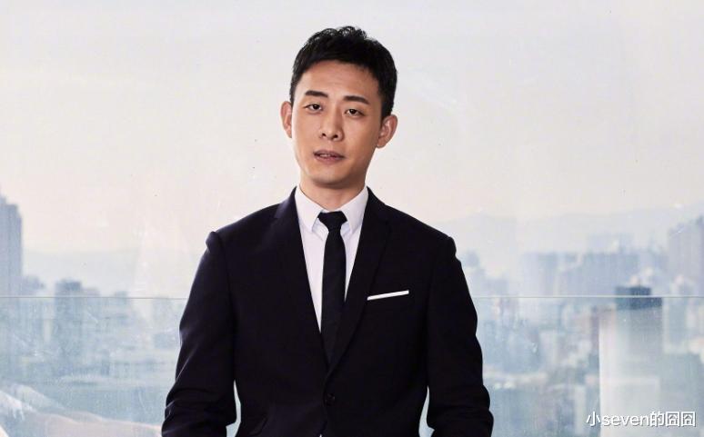 张译与父母回家探亲,全家合照首次曝光,父子二人共用一张脸