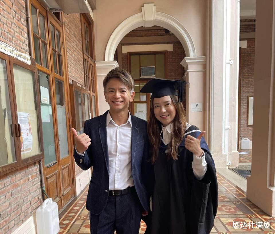 TVB视帝妻子现身毕业典礼!身穿学士服状态好,已淡出荧幕多年