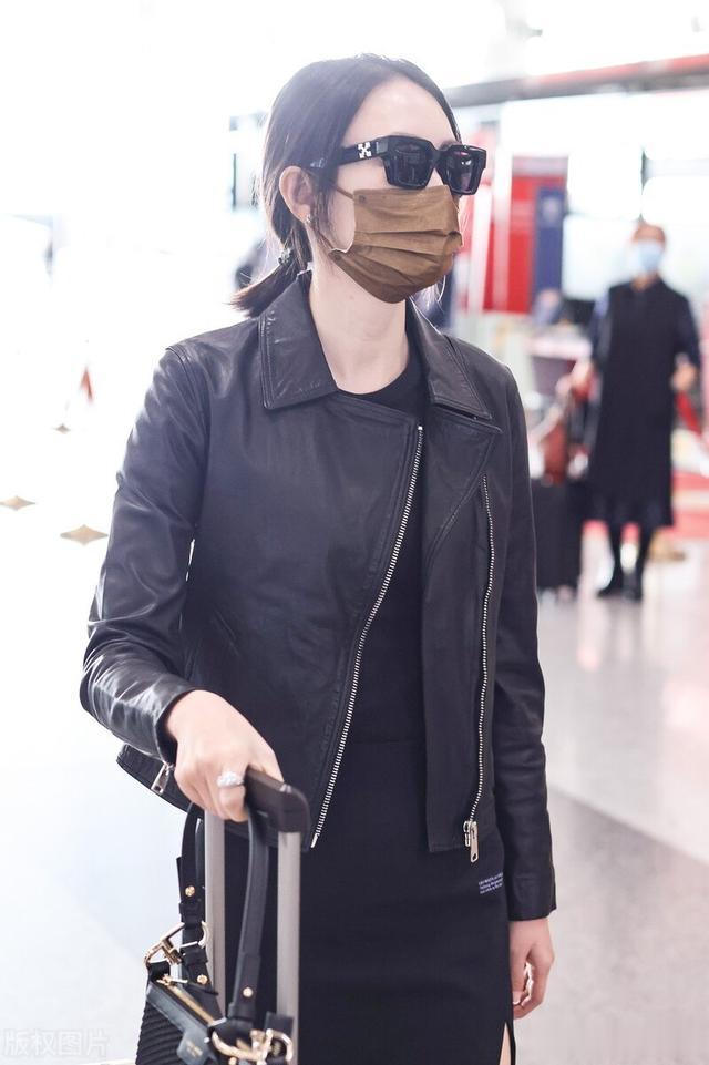 童谣|童谣现身北京机场，开衩裙，秀美腿