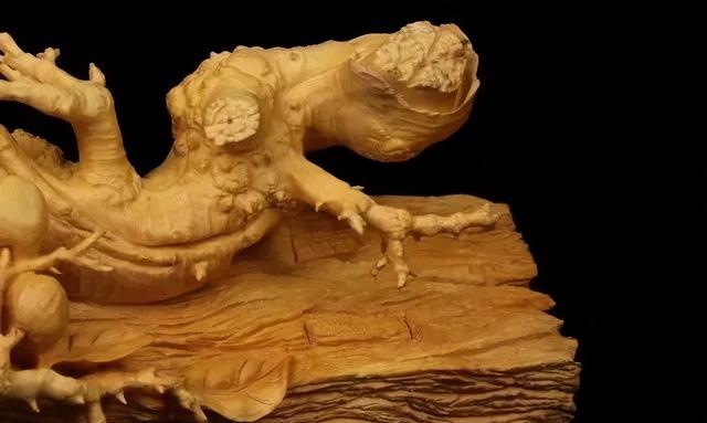 黄之炫，杨之雄，木之雅，雕之精，此乃黄杨木也！