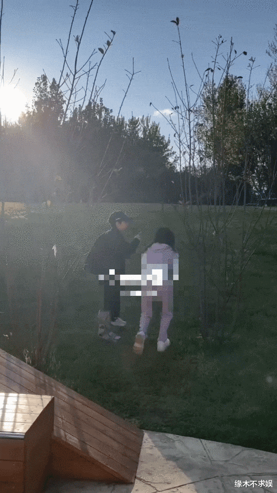 霍思燕和李小璐遛娃,女儿高清正面照曝光,和哥哥如复制黏贴!