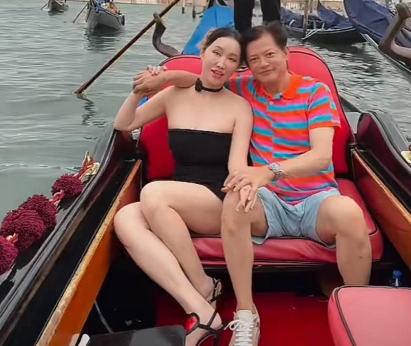 65岁莫华伦携二婚娇妻出游!激动唱歌活力四射,女方穿抹胸身材好