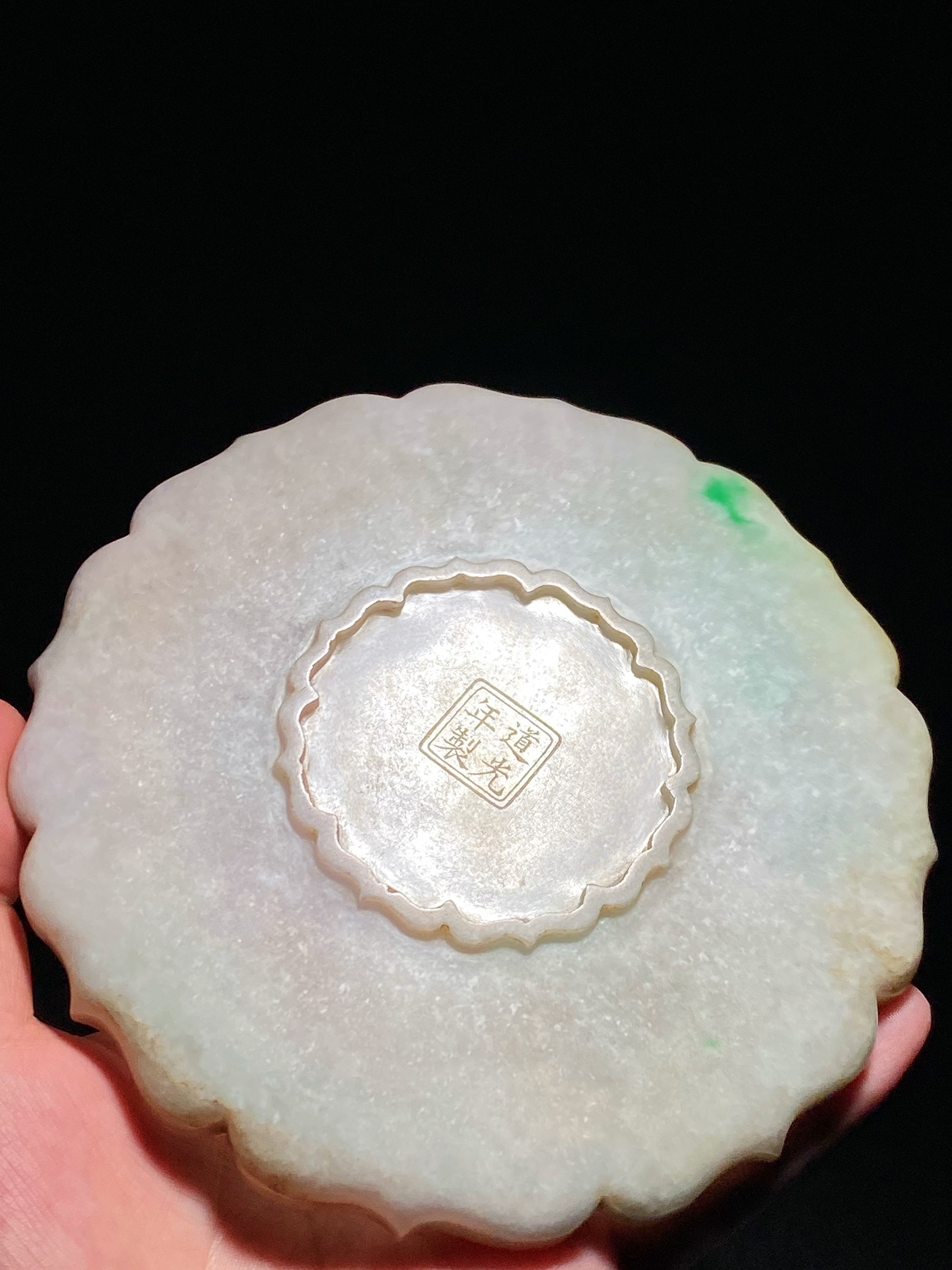 翡翠|清道光 老坑飘绿翡翠 双鱼纹 莲莲有鱼 海棠形 笔舔 水洗 摆件