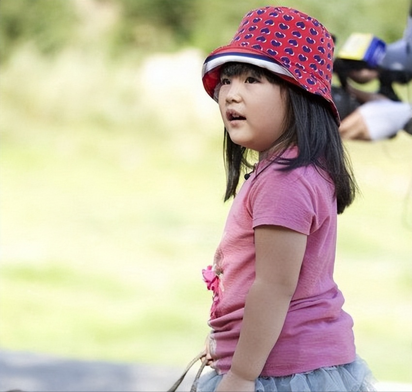 王诗龄|王岳伦带女儿理发,王诗龄任由理发师拍照脾气好,被指颜值不如妈