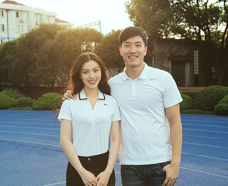 |刘翔与二婚妻子现场机场,36岁吴莎打扮时尚,结婚6年感情稳定