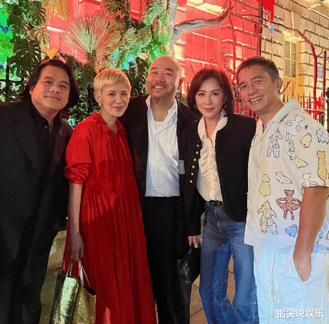 梁朝伟与朋友聚会,两鬓斑白精神好,搂年轻女孩合影,身份引争议