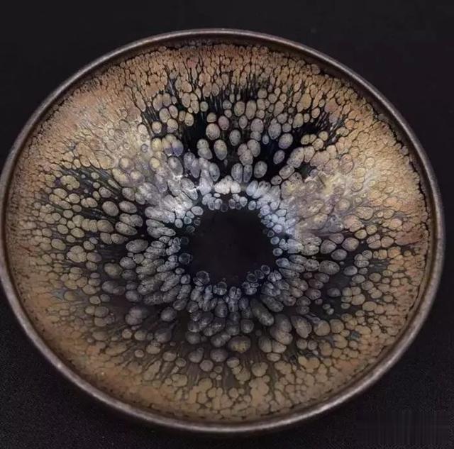 |易盏堂：建盏养出的不是茶垢，那到底是什么会有七彩光泽。