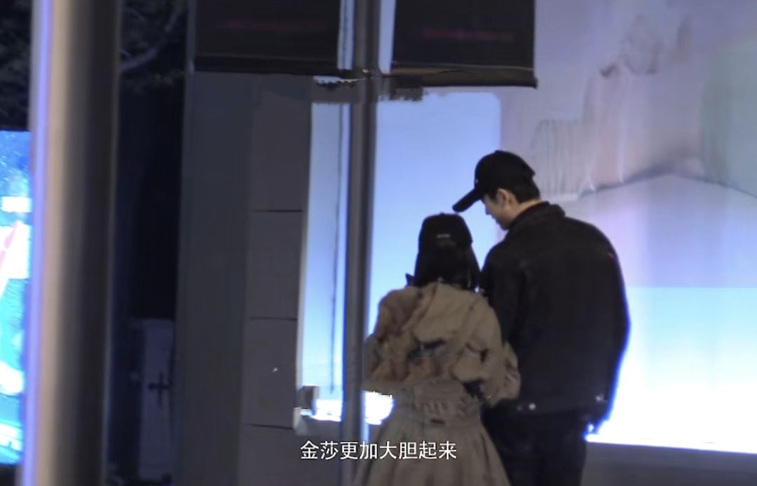 金莎|金莎和素人男友同框首次被拍！二人逛街牵手挽臂，呈现最萌身高差