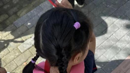 陈赫接女儿放学，7岁安安发型凌乱就读学校首曝光，学费一年30万