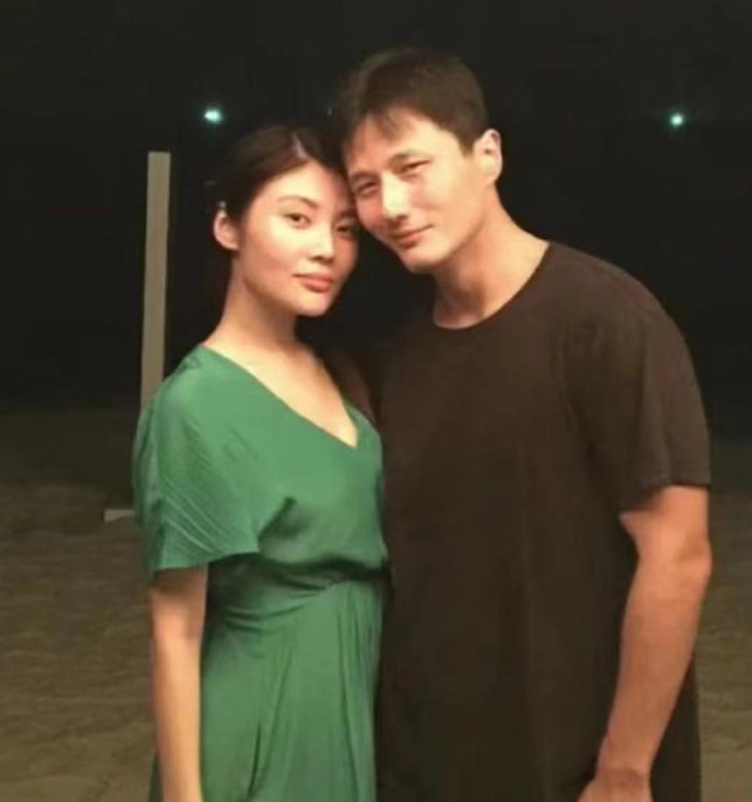 徐冬冬尹子维官宣复合,男方纠缠不休获美人芳心,双手紧握疑同居