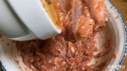 医生|用半个圆白菜和5块钱肉馅制作馅料，爽口不油腻，想吃饺子随时包