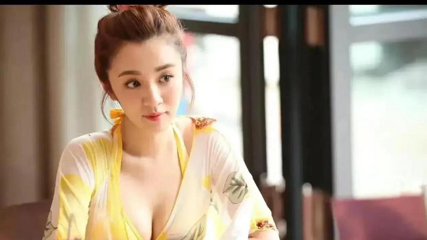 王晓晨|女星王晓晨约会神秘男，激烈争吵后独自抽烟，后来挽手进入酒店