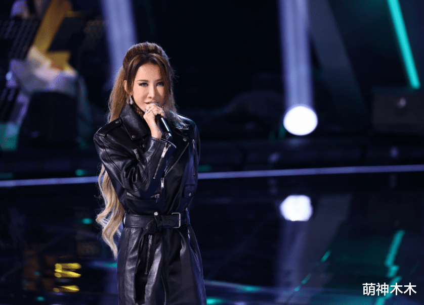 李玟去世蓝台评论区沦陷!总决赛摔倒没人扶,腿伤复发彻底压垮她