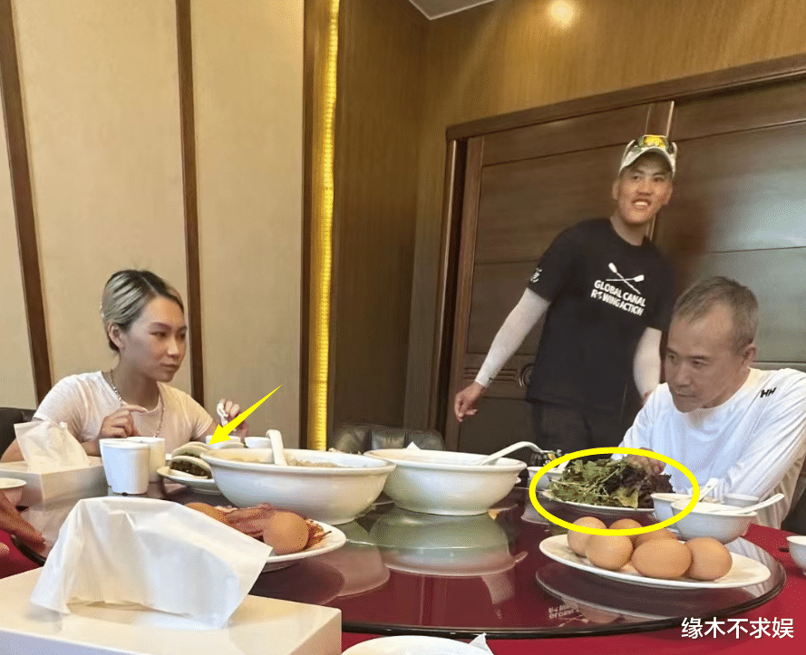 72岁王石和女网红一起健身吃饭,对方称其“爷爷”,双腿暴露年龄