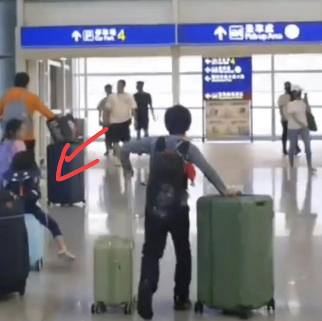 郭晶晶一家五口从英国返港！9岁儿子拖2个大行李箱，严母风范尽显