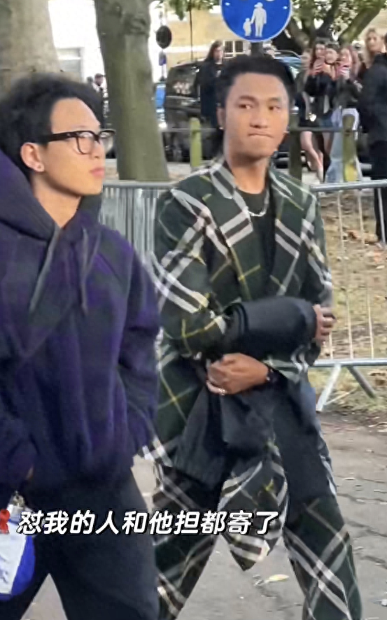 陈坤带儿子参加时装周,父子同框像兄弟,陈坤脸僵疑医美打针