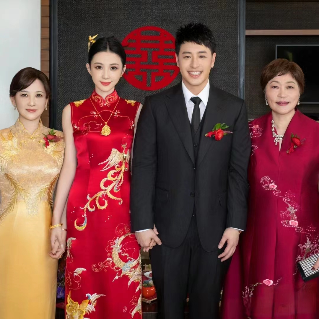 相差14岁,专科空姐凭什么拿下百亿天王?